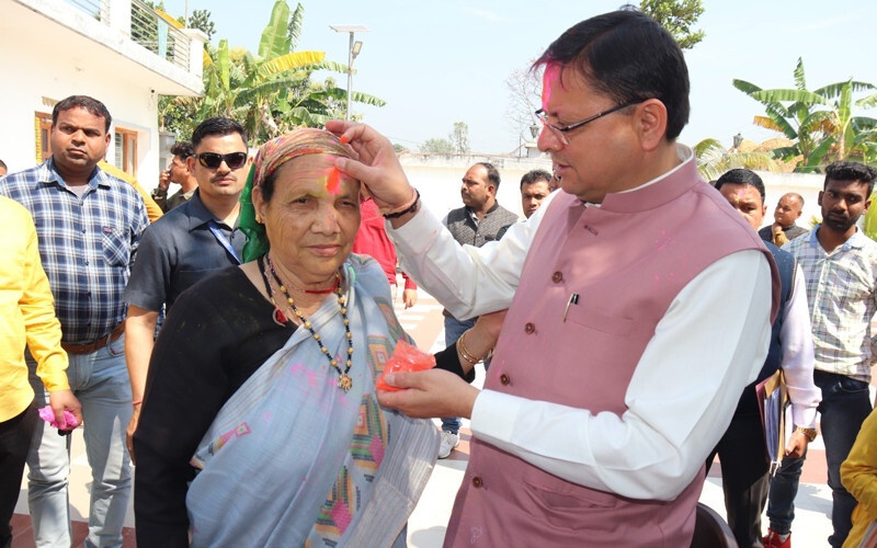 मुख्यमंत्री धामी ने अपनी माता जी को गुलाल लगाकर उनका आशीर्वाद लिया