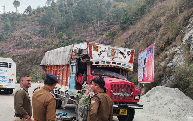 ब्रेकिंग श्रीनगर गढ़वाल…. बस और ट्रक की हुई जोरदार भिड़ंत