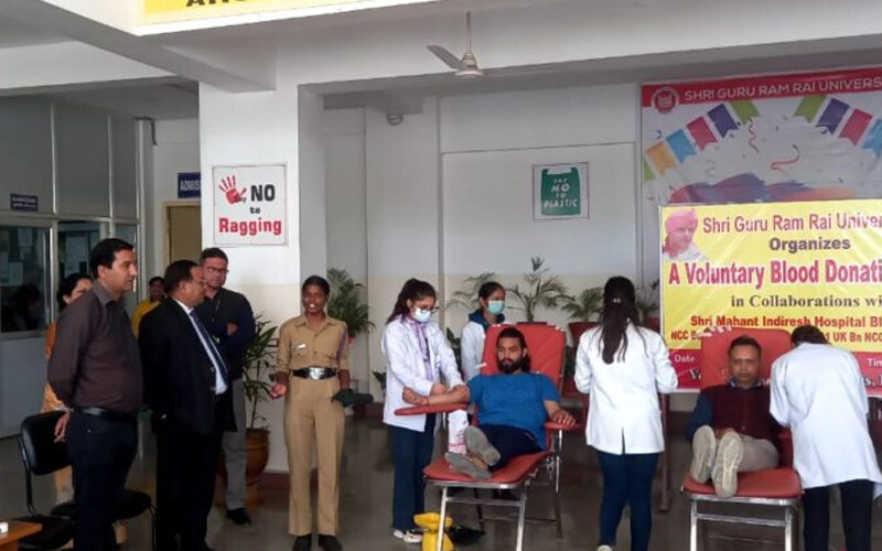 श्री गुरु राम राय विश्वविद्यालय में रक्तदान शिविर का आयोजन ,छात्र -छात्राओं ने बढ़ -चढ़कर किया प्रतिभाग
