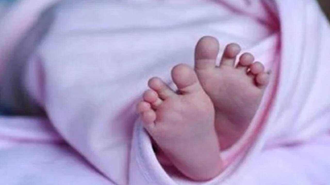 अस्पताल के टॉयलेट मे बच्ची को जन्म देकर महिला फरार