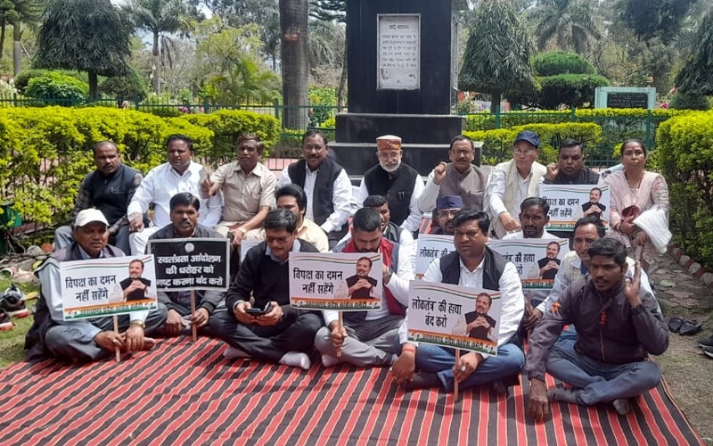 राहुल गांधी के प्रति दमनात्मक रवैये के विरोध में कांग्रेस के अनुसांगिक संगठनों ने किया धरना-प्रदर्शन