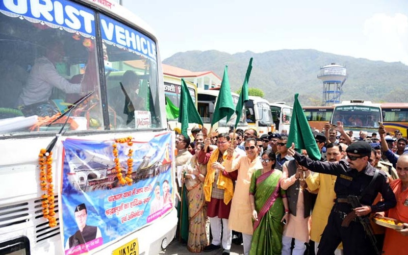 आज से चारधाम यात्रा का आगाज,सीएम धामी ने बसों को हरी झंडी दिखाकर किया रवाना