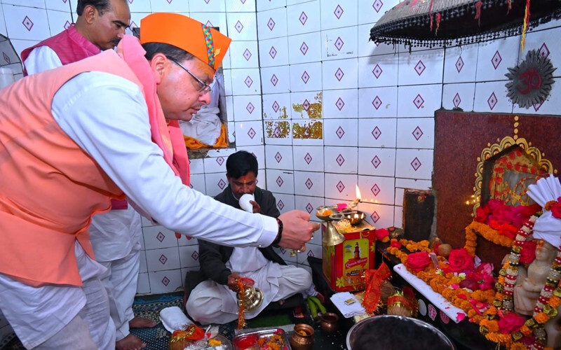 मुख्यमंत्री धामी ने गोल्ज्यू देवता मंदिर (चितई) अल्मोड़ा में पूजा-अर्चना की