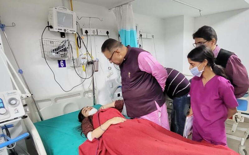 मंत्री गणेश जोशी ने मसूरी बस दुर्घटना में घायलों का अस्पताल पहुंचकर हाल जाना
