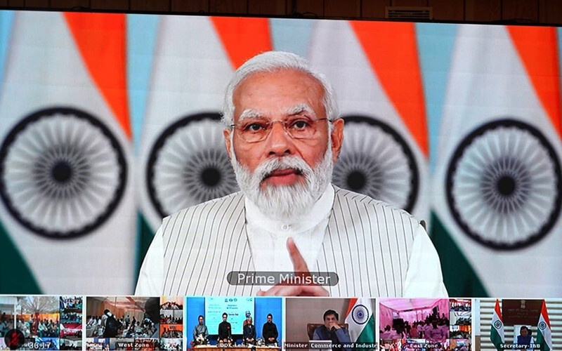 प्रधानमंत्री नरेंद्र मोदी ने देश के 18 राज्यों और 2 केन्द्र शासित प्रदेशों में 91 FM ट्रांसमीटरों का लोकार्पण किया