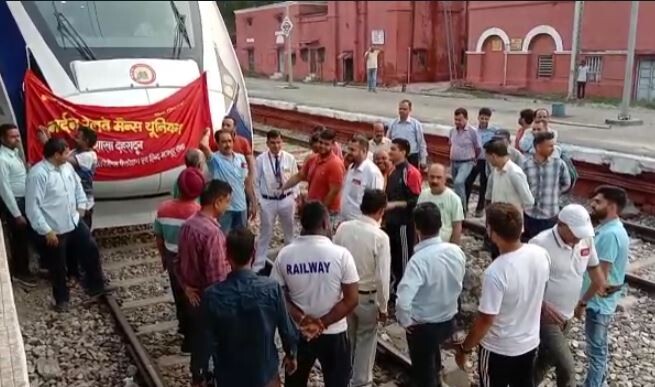 वंदे भारत एक्सप्रेस ट्रेन का विरोध, जानें क्यों