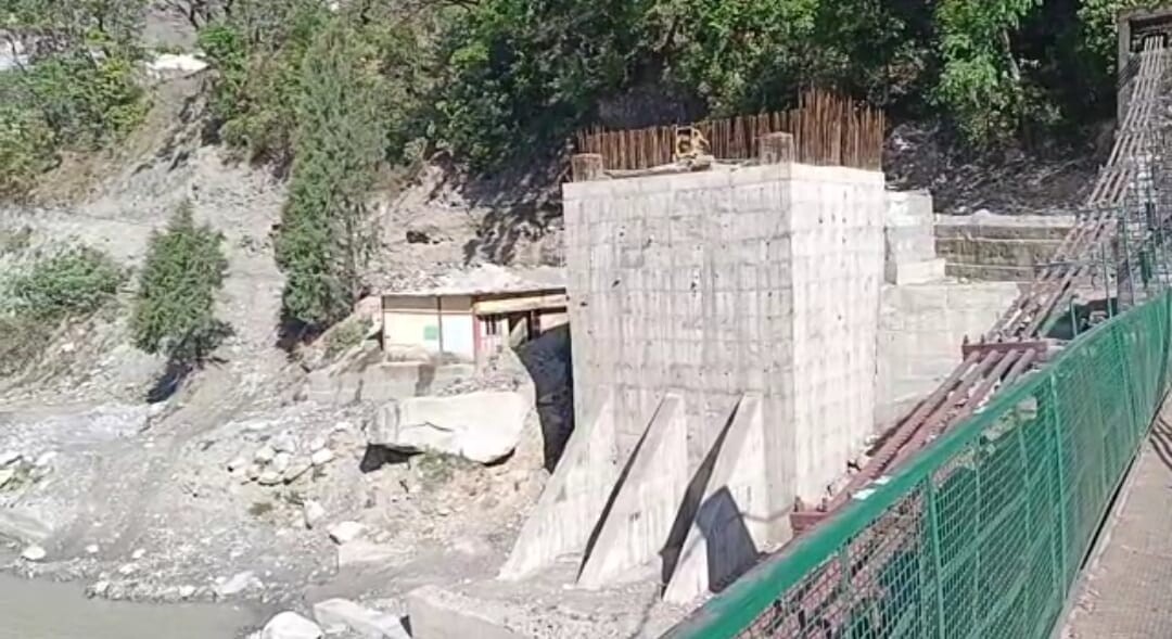पिथौरागढ़: अधर में गोरी नदी पर मोटर पुल का निर्माण कार्य, ग्रमीणों ने दी उग्र आंदोलन की चेतावनी