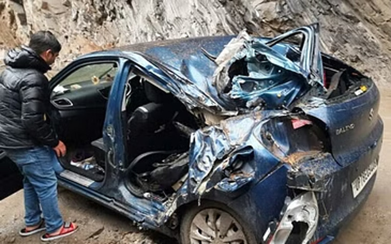 बदरीनाथ हाईवे पर हादसा, यूपी के यात्रियों की कार पर गिरा पत्थर