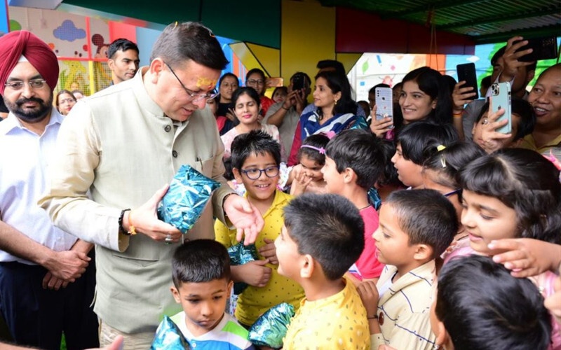 मुख्यमंत्री धामी ने पालना केन्द्र व स्मार्ट क्लास का किया शुभारंभ
