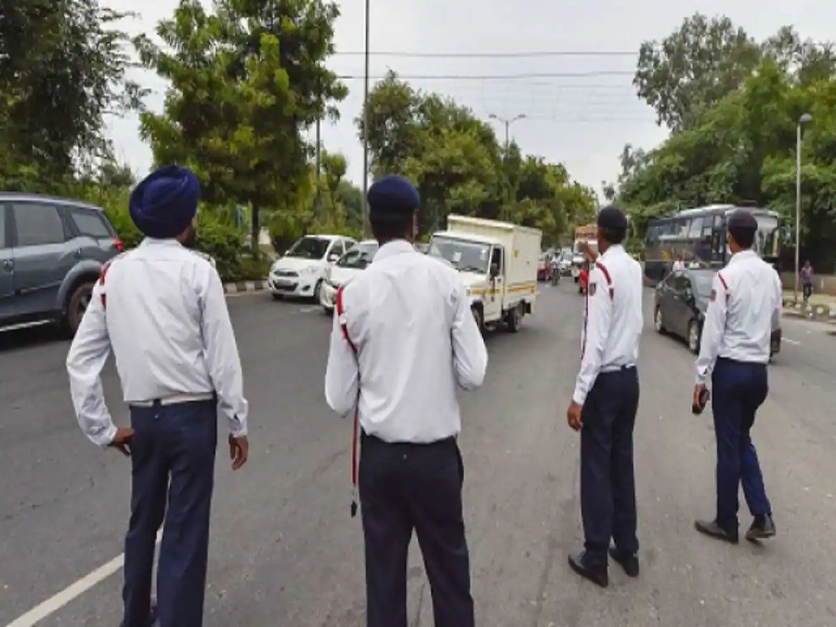 यातायात नियमों का उल्लंघन करने पर ट्रैफिक पुलिस ने तीन दिनों में सीसीटीवी कैमरों के जरिये 200 चालान किए
