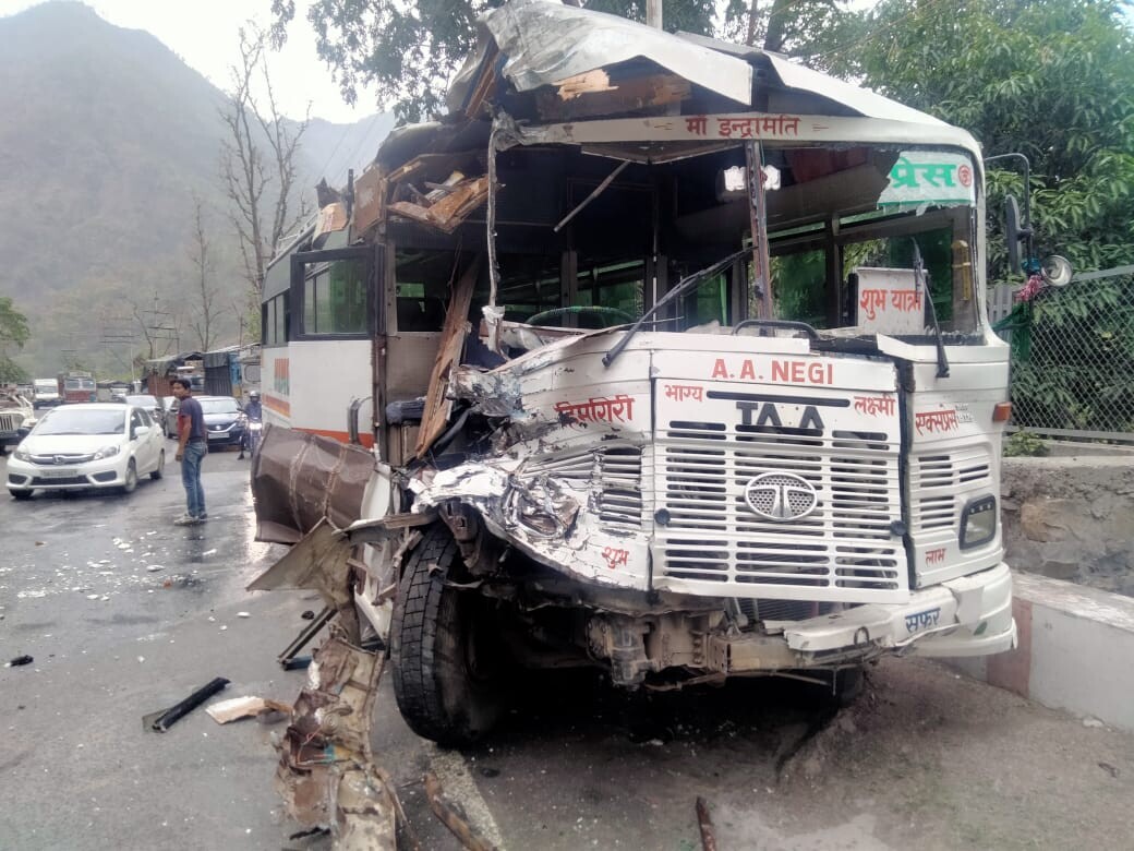 ऋषिकेश श्रीनगर हाइवे पर हादसा, बस और डंपर के बीच टक्कर, चार घायल