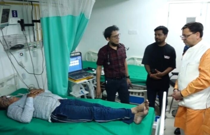 दून हॉस्पिटल की नई बिल्डिंग में औचक निरीक्षण के लिए पहुंचे मुख्यमंत्री पुष्कर सिंह धाम