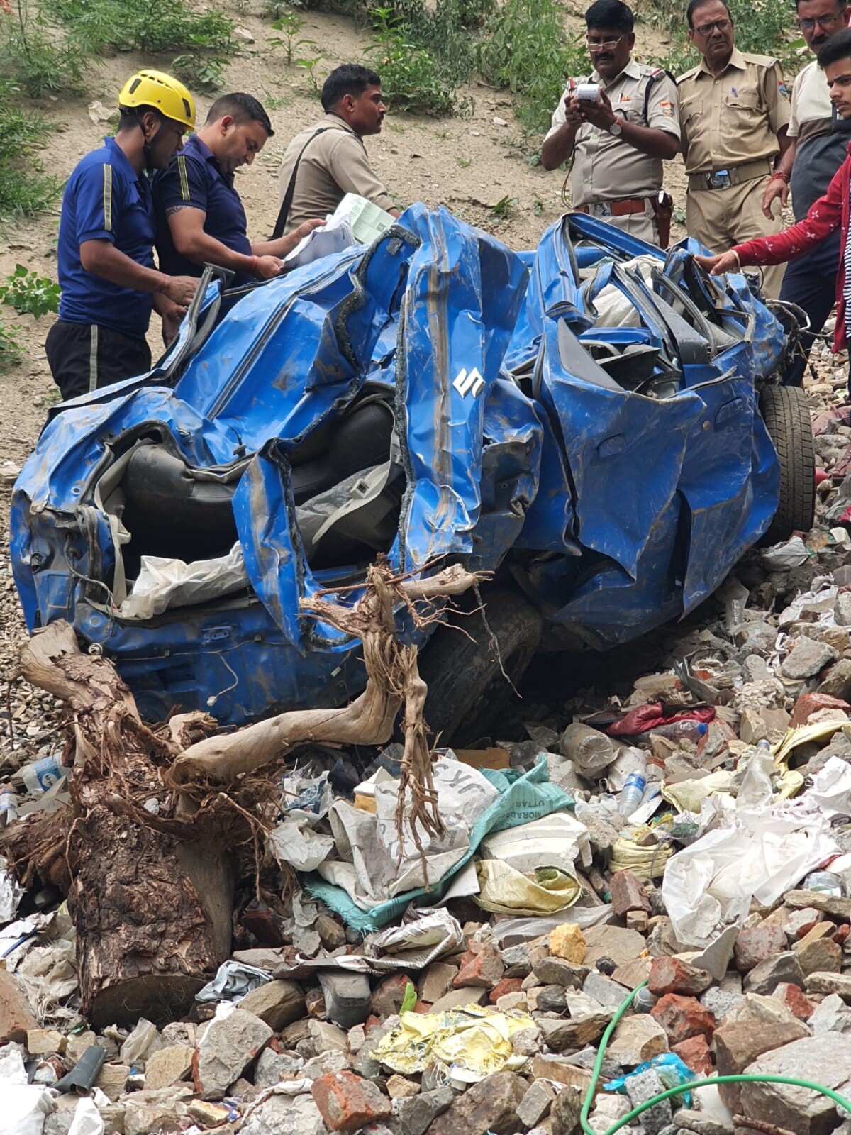 हादसा: अल्मोड़ा में खाई में गिरी कार, चालक की मौत