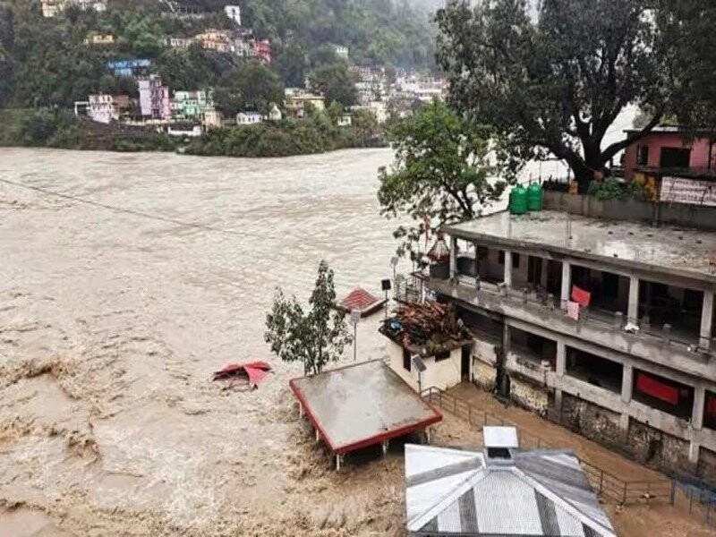 Uttarakhand Weather: आफत की बारिश; भूस्खलन से कई मार्ग बाधित, अत्यंत भारी बारिश का रेड अलर्ट जारी