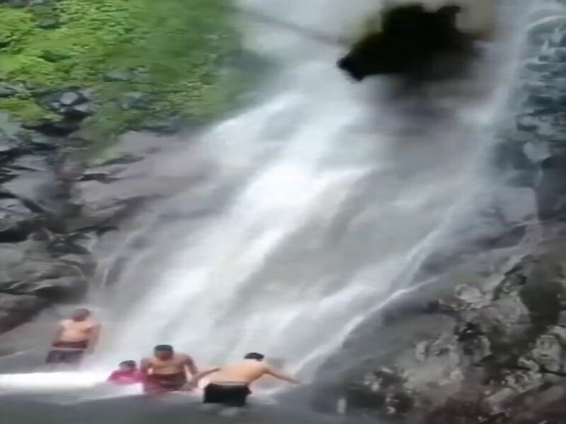 चमोली से आया दिल दहलाने वाला विडियो; झरने में नहा रहे थे लोग उपर गिरा मलबा