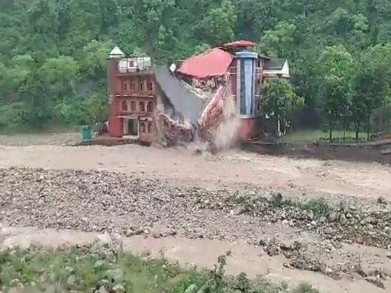 Dehradun: मालदेवता में फिर बारिश ने मचाई तबाही, देखते ही देखते नदी में समाया भवन