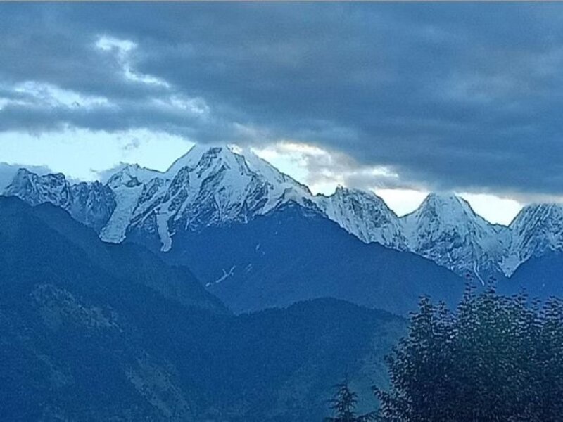 Uttarakhand Weather: उत्तराखंड की ऊंची चोटियों पर सीजन की पहली बर्फबारी