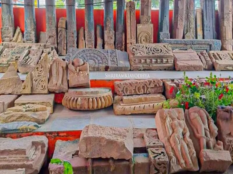 अयोध्या में राम मंदिर की खुदाई के दौरान मिली पुरानी मूर्तियां और स्तंभ