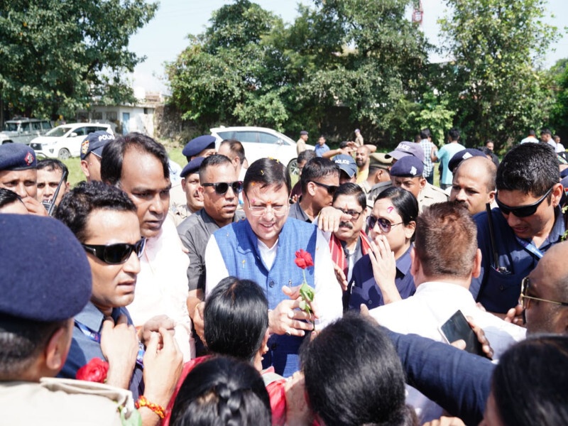 मुख्यमंत्री तीन दिवसीय ब्रिटेन दौरे से वापस लौटे, पार्टी कार्यकर्ताओं ने किया जोरदार स्वागत