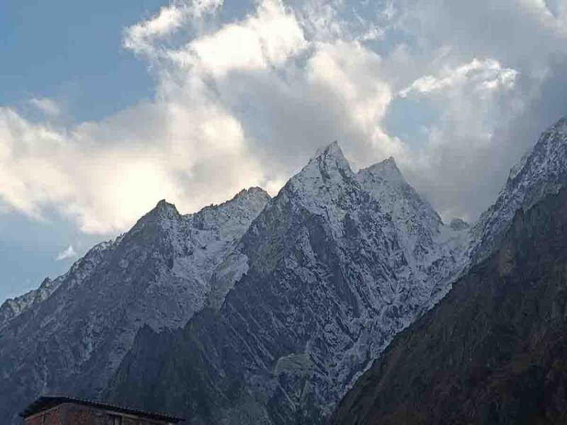 Uttarakhand Weather Update: पहाड़ों पर बदाल मौसम का मिजाज, हिमपात से बढ़ी ठंड