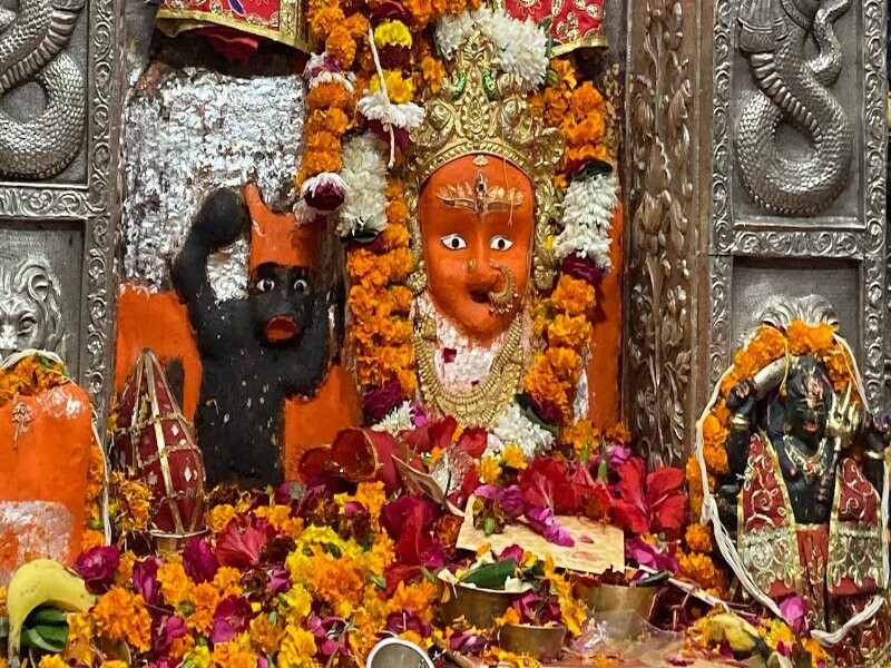नवरात्र के पहले दिन मां मनसा मंदिर में उमड़ी श्रद्धालुओं की भीड़, ये है मंदिर की मान्यता