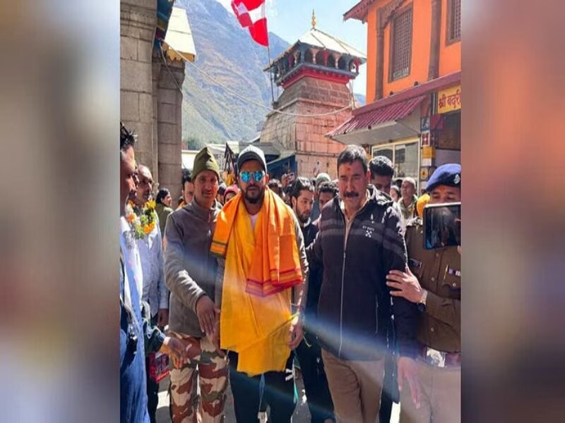 क्रिकेटर सुरेश रैना पहुंचे बदरीनाथ धाम, भगवान बदरी विशाल का लिया आशिर्वाद