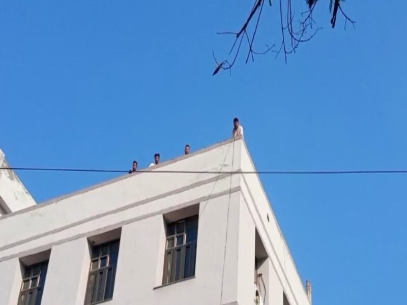 गोपेश्वर में पेट्रोल लेकर छत पर चढ़े छात्र, कॉलेज प्रशासन को दी आत्मदाह की चेतावनी