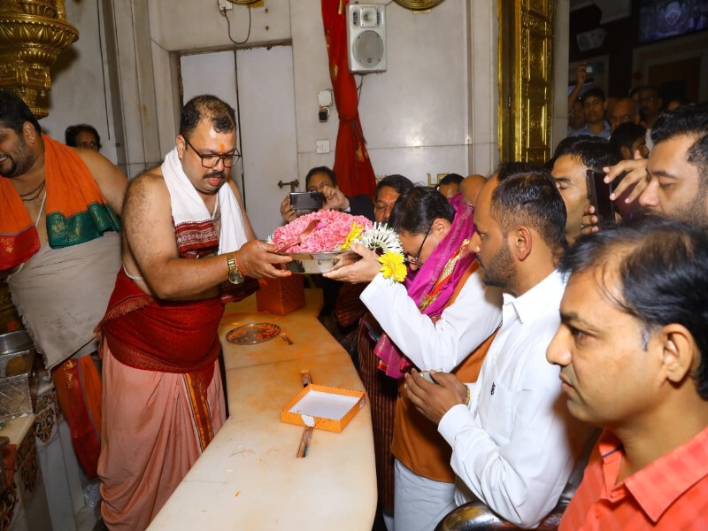 मुंबई के सिद्धिविनायक मंदिर पहुंचे CM धामी, भगवान गणपति के दर्शन कर लिया आशिर्वाद