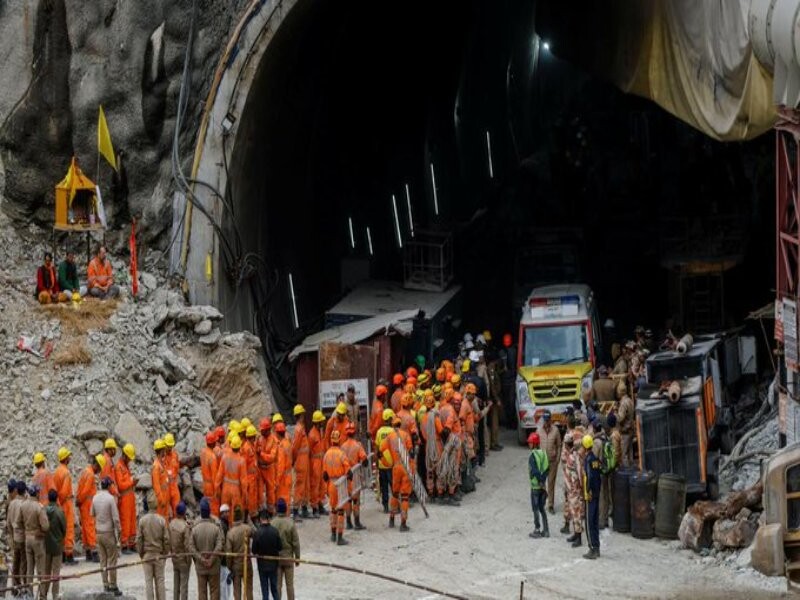 Uttarakhand Tunnel Rescue Live: अभी दो मीटर खुदाई बची है, इमरजेंसी में सुरंग के बाहर आठ बेड की सुविधा