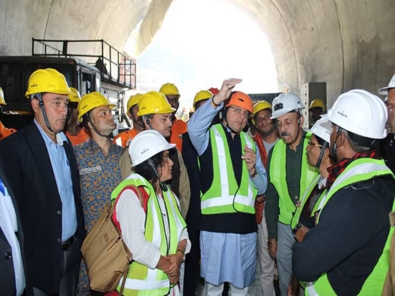 Uttarkashi Tunnel Rescue : मुख्यमंत्री धामी ने रेस्क्यू ऑपरेशन का जायजा लिया, हैदराबादा से प्लाज्मा कटर मंगवाया