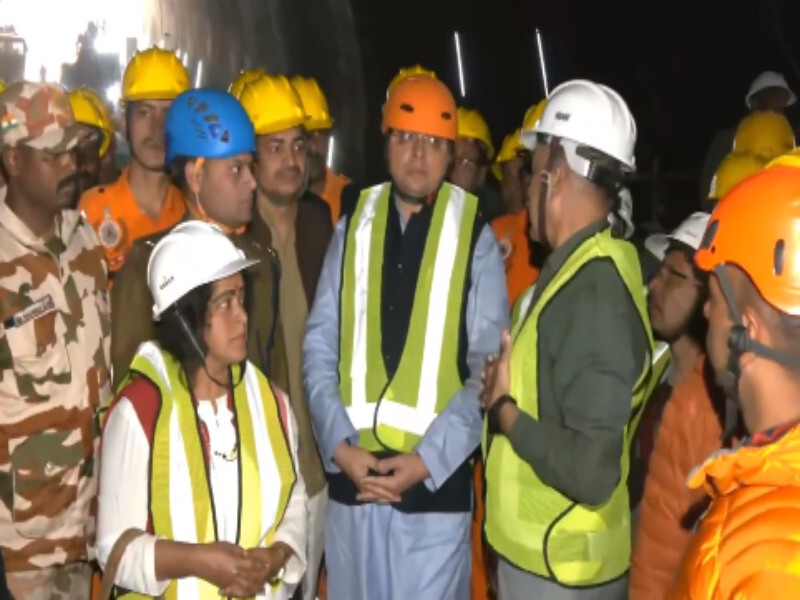 Uttarkashi Tunnel Collapse: सिलक्यारा सुरंग में अभी भी फंसे हुए हैं 40 मजदूर, स्थलीय निरीक्षण करने पहुंचे सीएम धामी