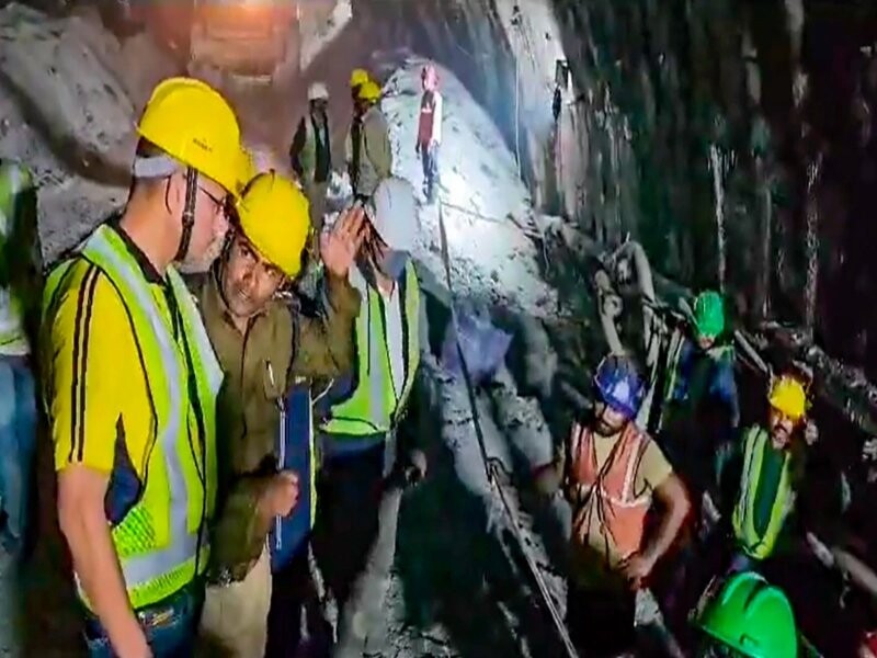 Uttarkashi Tunnel Rescue: आखिरी पड़ाव पर रेस्क्यू ऑपरेशन, सुरंग के अंदर पहुंची टीम, आज बाहर आ सकते हैं मजदूर