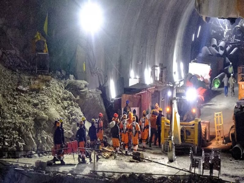 Uttarkashi Tunnel Rescue: सुरंग में 10 से 12 मीटर ड्रिलिंग बची, मुख्यमंत्री धामी ने सुरंग में फंसे मजदूरों से की बात
