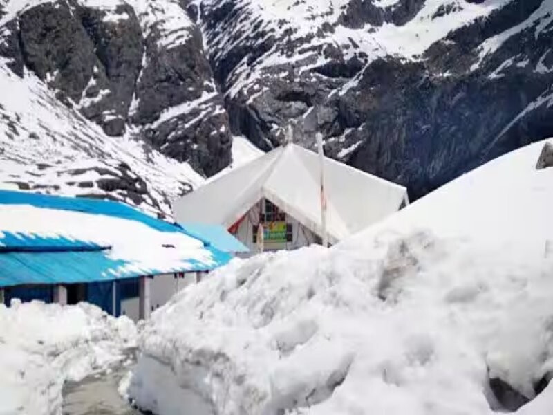 बर्फ से ढका हेमकुंड साहिब…गोविंद घाट से सात किमी की दूरी तक तीन फीट बर्फ जमीं