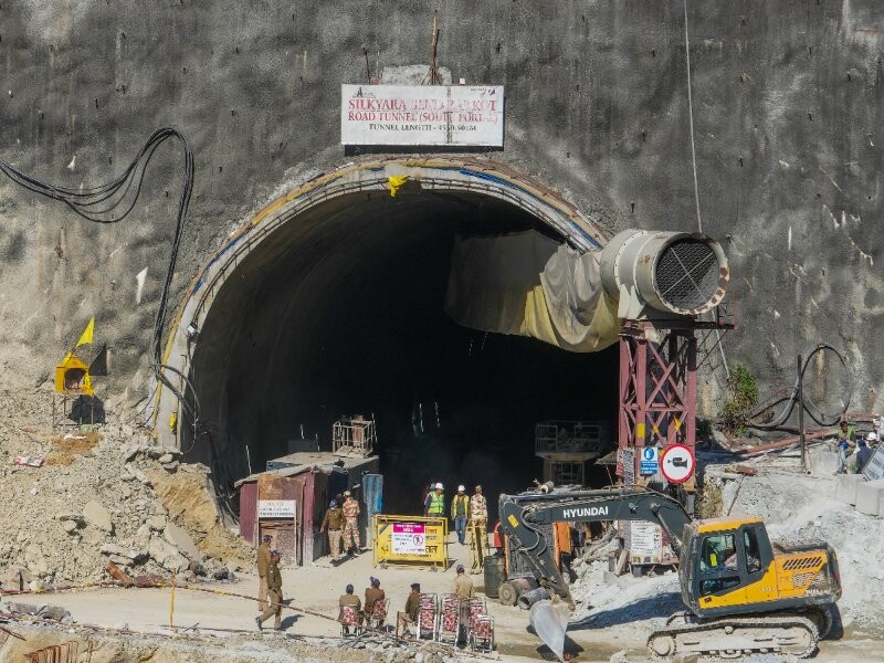 Silkyara Tunnel: पूजा-अर्चना के बाद सिलक्यारा में सुरक्षात्मक कार्य शुरू