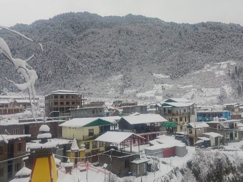 केदारनाथ धाम में जमी डेढ़ फीट बर्फ, बर्फबारी के बाद कई पर्वतीय मार्ग बंद