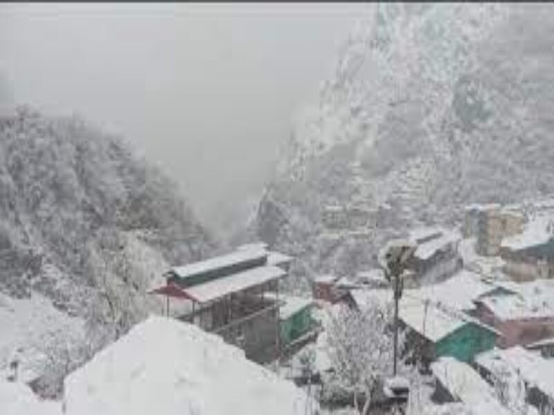 Uttarakhand : बदला मौसम का मिजाज, पहाड़ों ने ओढ़ी सफेद बर्फ की चादर