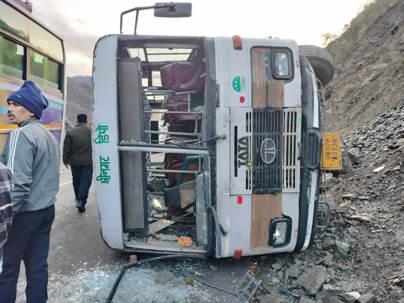 चंडीगढ़ से श्रीनगर आ रही रोडवेज बस हुई हादसे का शिकार, 8 यात्री घायल