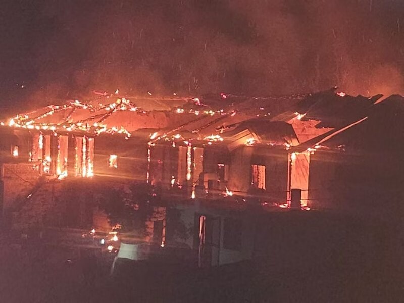 चंपावत में बड़ा हादसा: 14 मकान और तीन जानवर जले, दो मकानों में सो रहे थे चार लोग