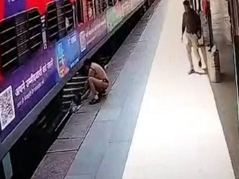 Roorkee: चलती ट्रेन में चढ़ते समय गिरा युवक, जान पर खेलकर महिला कांस्टेबल ने बचाई जान, सोशल मीडिया पर छाईं