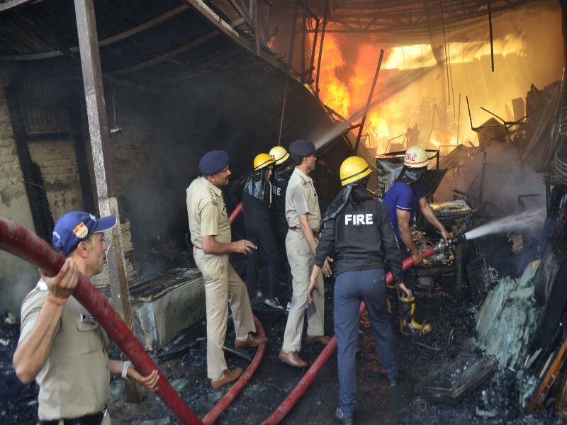 देहरादून में चूना भट्टा के कबाड़ी बाजार में लगी भीषण आग,पांच घंटो में पाया गया काबू