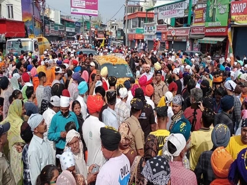 Dehradun : झंडे जी आरोहण के तीसरे दिन नगर परिक्रमा का हुआ आयोजन, 5 हजार से अधिक श्रद्धालु हुए शामिल