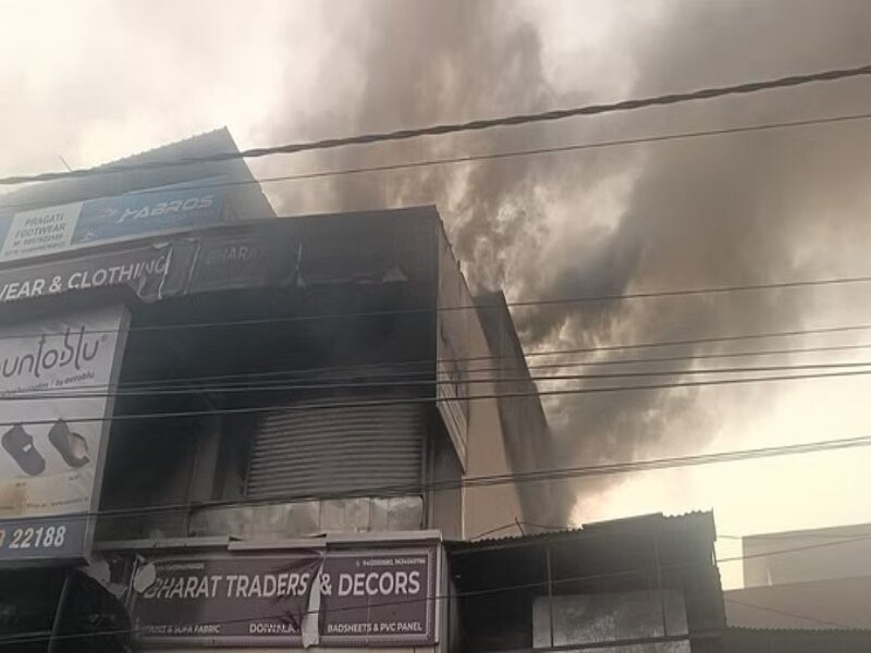 देहरादून: पर्दे की दुकान में लगी भीषण आग, कड़ी मशक्कत के बाद पाया काबू